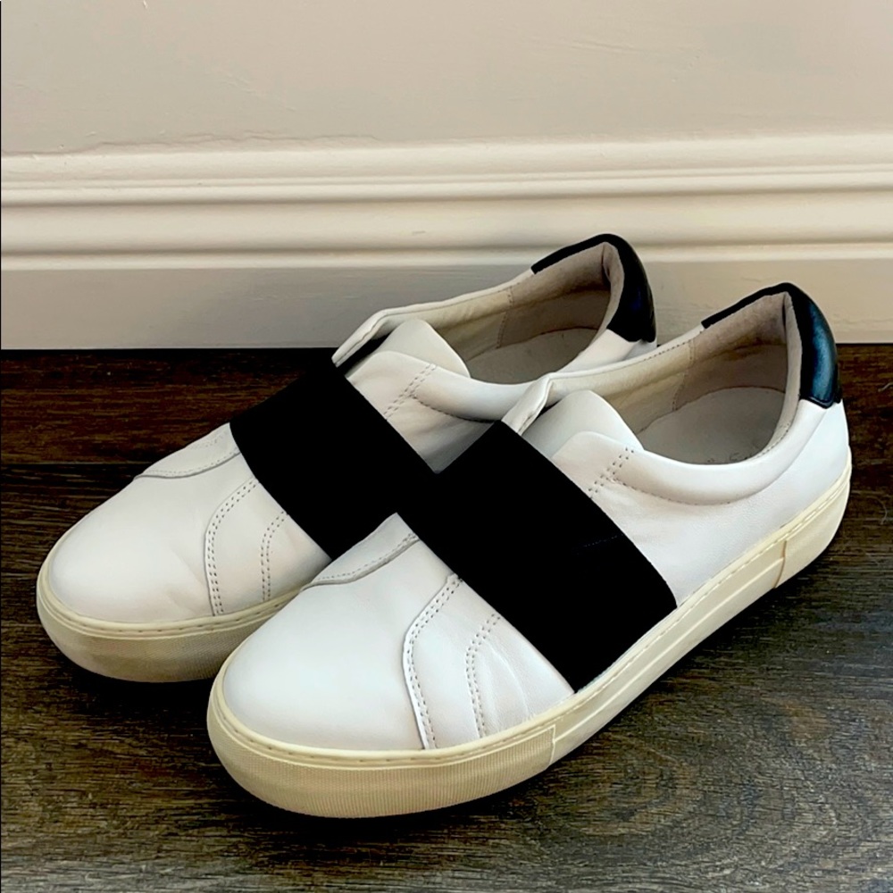 ⚡️White w Black J/Slides Adorn  slip-on shoes.